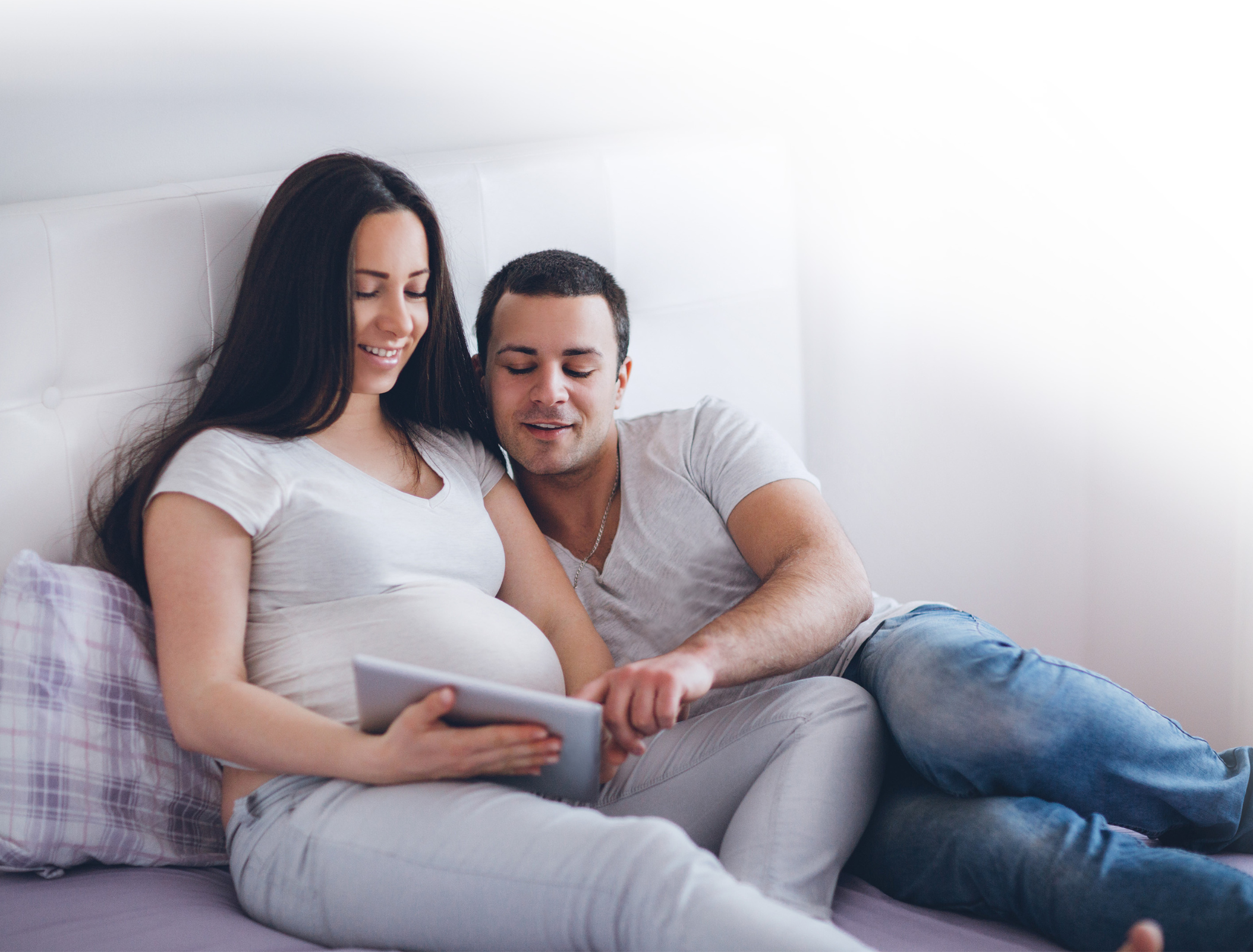 Pregnant woman and her partner using the 'Preparing for Your Hospital Stay & Recovery' Express Online Module